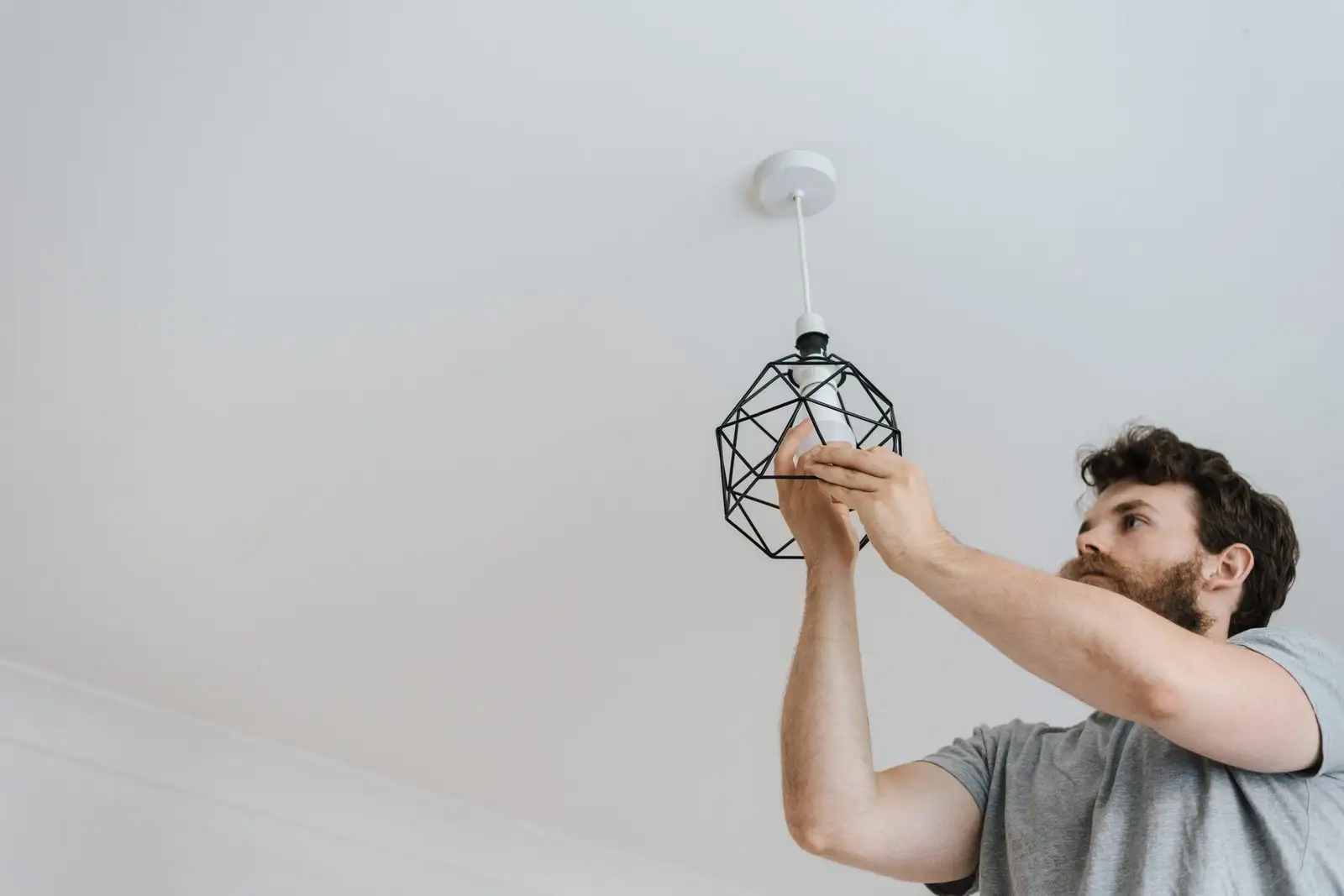 Montaža modula vtičnice v podometno dozno z izvijačem